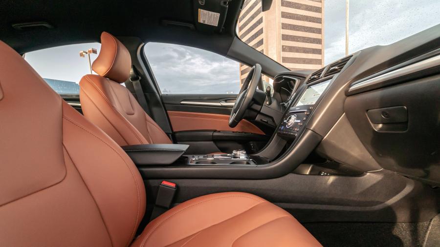 Интерьер Ford Fusion Energi 2018 года  (фото 25 из 26)